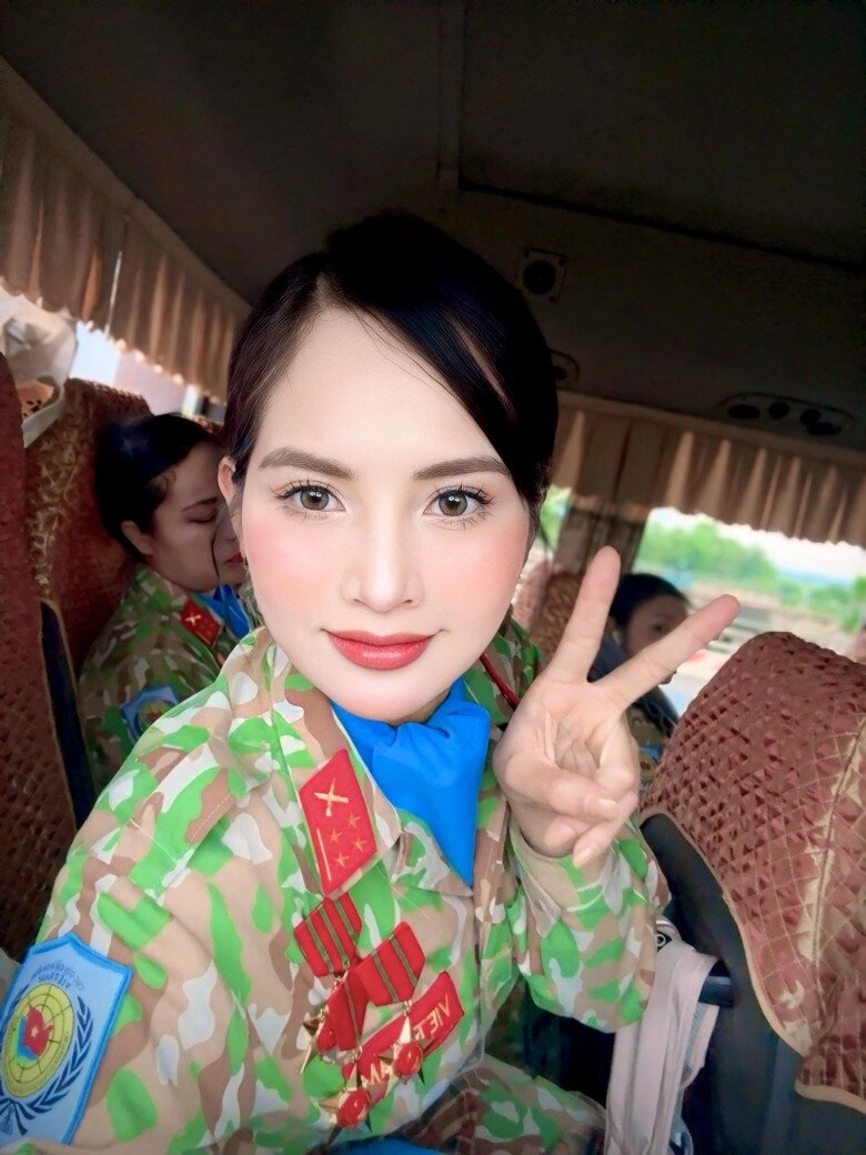 Nữ chiến sĩ bảo vệ quân kỳ flex nhà 3 đời tham gia diễu binh nhan sắc ngoài đời quyến rũ khó cưỡng - 5