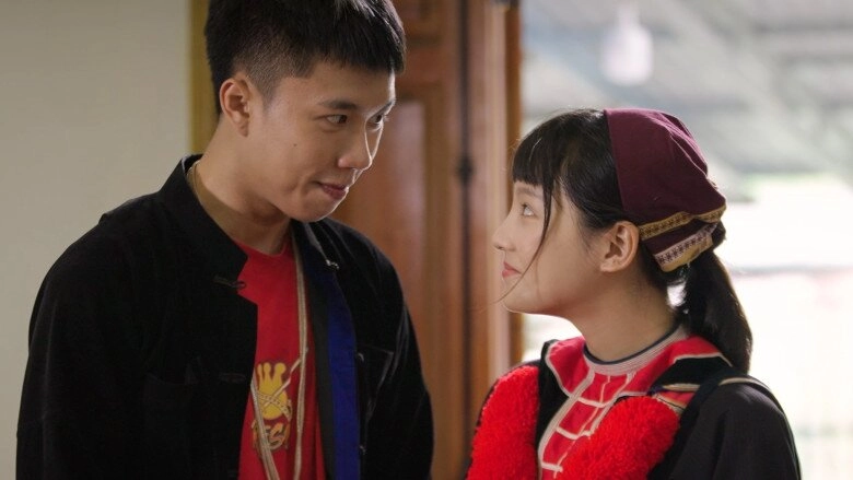 Nữ chính đi giữa trời rực rỡ lộ chi tiết bất thường trên tay vì sao khán giả lại nhớ tới hương tràm - 1