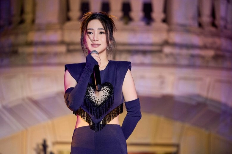 Nữ chính đi giữa trời rực rỡ lộ chi tiết bất thường trên tay vì sao khán giả lại nhớ tới hương tràm - 9