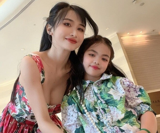 Nữ đại gia đeo đồng hồ 14 tỷ trên tay đi xe rolls-royce nhưng quyết không bao giờ mua chiếc váy này cho con gái - 1