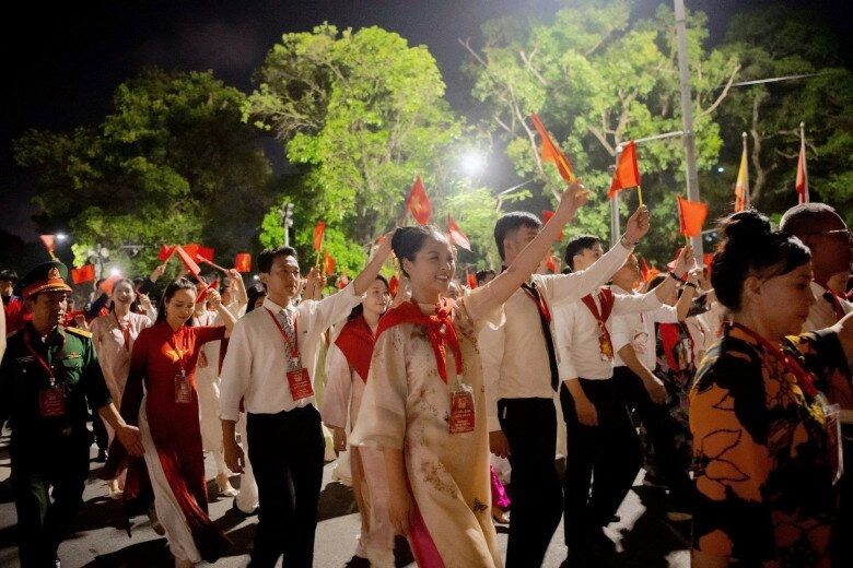 Nữ diễn viên đi đầu khối nghệ sĩ ở tổng duyệt a80 là mẹ đơn thân giàu xinh nhất nhì vfc mẹ ruột là thượng tá - 1