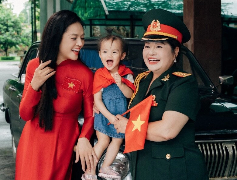 Nữ diễn viên đi đầu khối nghệ sĩ ở tổng duyệt a80 là mẹ đơn thân giàu xinh nhất nhì vfc mẹ ruột là thượng tá - 3