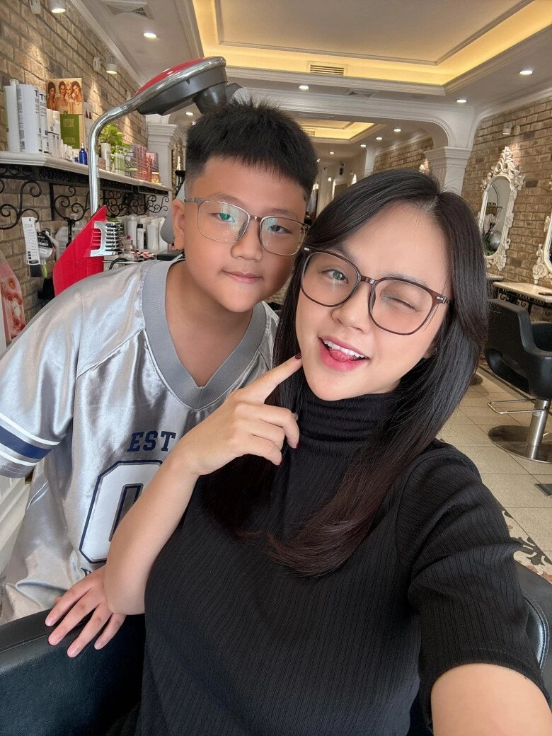 Nữ diễn viên đi đầu khối nghệ sĩ ở tổng duyệt a80 là mẹ đơn thân giàu xinh nhất nhì vfc mẹ ruột là thượng tá - 8