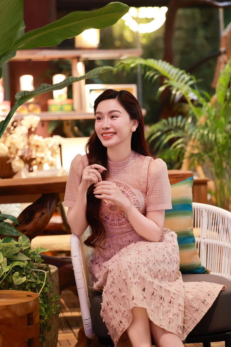 Nữ mc ăn món lòng se điếu hút 4 triệu lượt xem 40 tuổi vẫn trẻ như gái đôi mươi là phú bà miền tây - 3