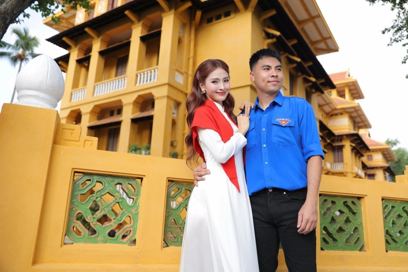 Nữ mc vtv xinh như hoa hậu xuống phố bạn trai cầu thủ liên tục công khai đánh dấu chủ quyền và giục cưới - 10