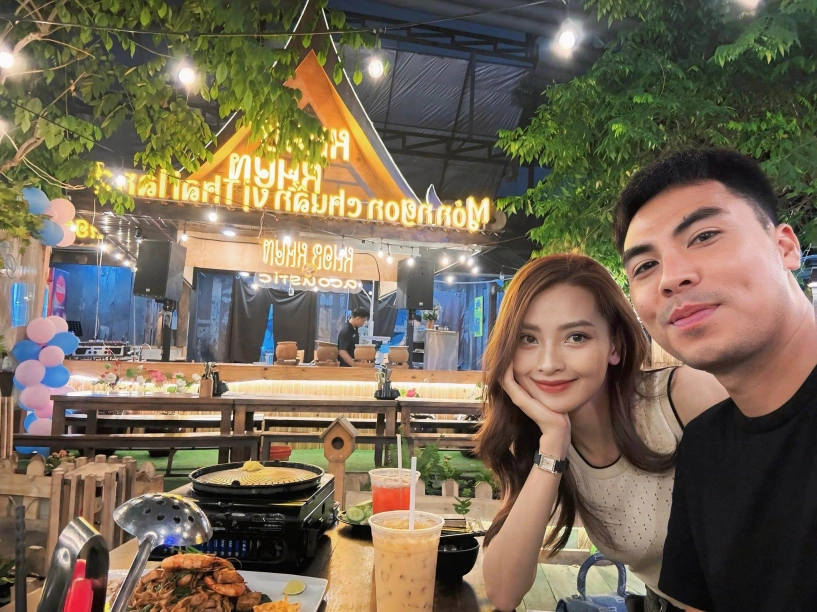 Nữ mc vtv xinh như hoa hậu xuống phố bạn trai cầu thủ liên tục công khai đánh dấu chủ quyền và giục cưới - 12