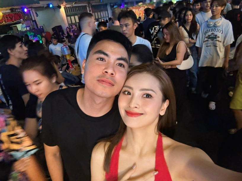 Nữ mc vtv xinh như hoa hậu xuống phố bạn trai cầu thủ liên tục công khai đánh dấu chủ quyền và giục cưới - 13
