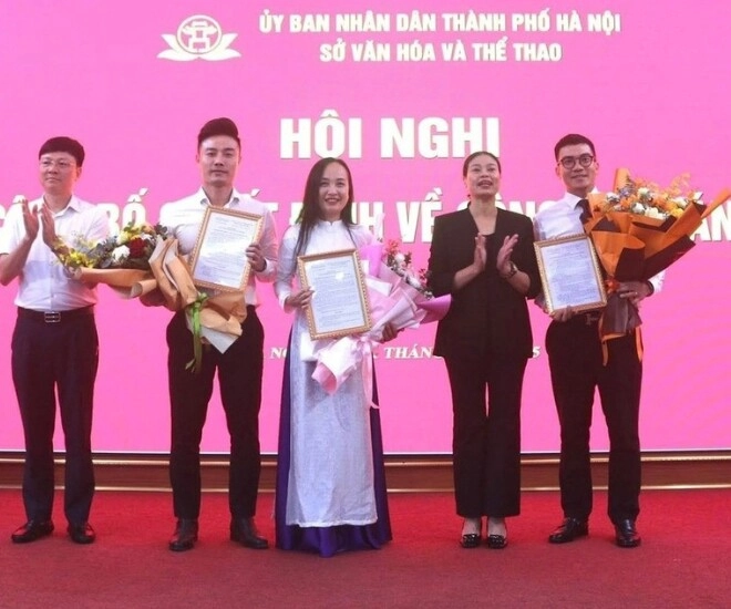 Nữ nsnd vừa nhậm chức giám đốc nhà hát chèo hà nội chồng cũng là giám đốc sinh 2 quý tử hưởng trọn gen bố mẹ - 1
