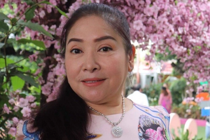 Nữ nsưt có làn hơi dài 120 chữ buồn vì bị vẽ hình biếm họa cổ dài đăng lên báo - 2
