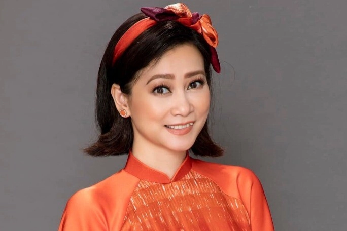 Nữ nsưt có làn hơi dài 120 chữ buồn vì bị vẽ hình biếm họa cổ dài đăng lên báo - 3