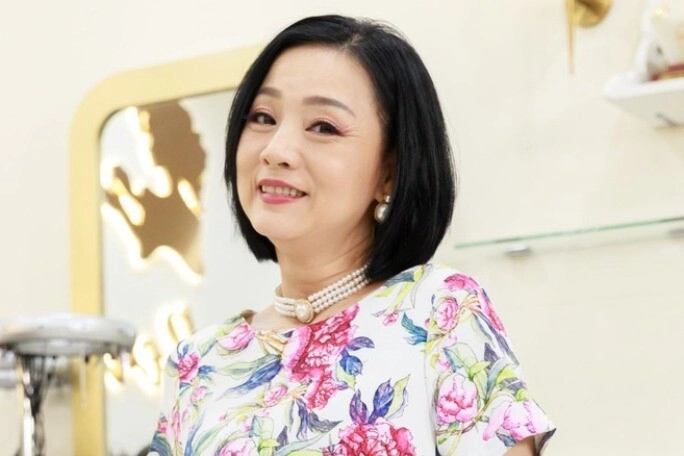 Nữ nsưt có làn hơi dài 120 chữ buồn vì bị vẽ hình biếm họa cổ dài đăng lên báo - 4