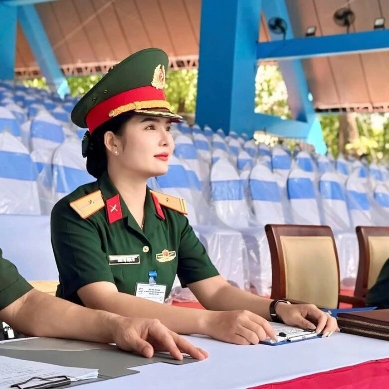 Nữ thiếu tá có giọng đọc chạm đến trái tim tại a80 nhan sắc đẹp như hoa hậu tiết lộ bí quyết 0 đồng để trẻ hơn tuổi - 2