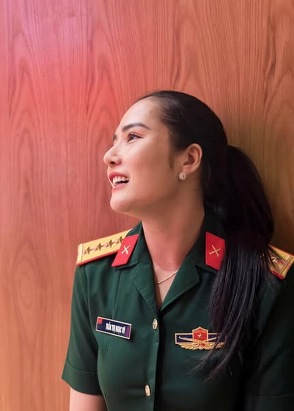Nữ thiếu tá có giọng đọc chạm đến trái tim tại a80 nhan sắc đẹp như hoa hậu tiết lộ bí quyết 0 đồng để trẻ hơn tuổi - 6