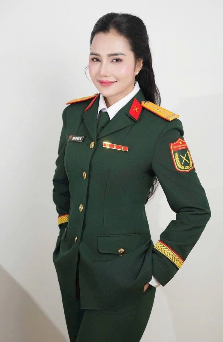 Nữ thiếu tá có giọng đọc chạm đến trái tim tại a80 nhan sắc đẹp như hoa hậu tiết lộ bí quyết 0 đồng để trẻ hơn tuổi - 7