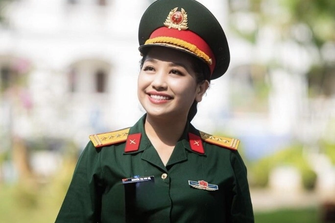 Nữ thượng tá quân đội đứng sau thành công của mưa đỏ là nsưt đầy bản lĩnh tốt nghiệp thủ khoa đại học nổi tiếng - 1