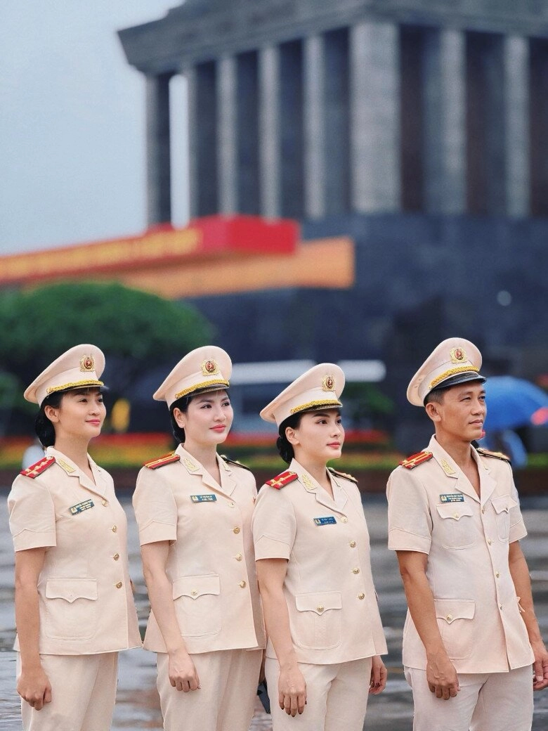 Nữ thượng úy tham gia lễ báo công dâng bác là người đẹp vtv có hôn nhân màu hồng bên chồng từng làm công an - 2