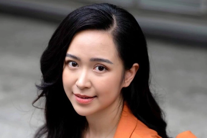 Nữ tiếp viên hàng không nổi tiếng từng đóng kính vạn hoa không ngại ký sổ nợ lấy tiền đi du lịch - 1