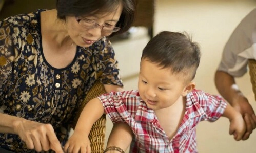 Nửa đêm thấy mẹ chồng rớm nước mắt ngồi chơi với 2 cháu nội tôi bức xúc chụp hình gửi chị dâu - 2