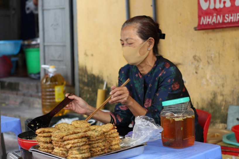 Ở hà nội có hàng chả rươi hút khách theo công thức ba xoa hai đập quán bé xíu ai muốn mua phải xếp hàng chờ - 2