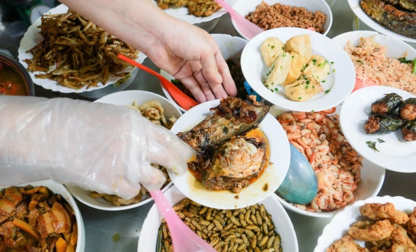 Ở hà nội có một quán cơm bụi nhà giàu ngồi ăn vỉa hè giá 200000 đồngsuất vẫn chật kín khách - 2