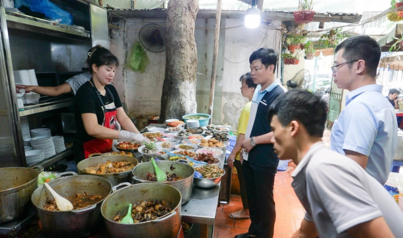 Ở hà nội có một quán cơm bụi nhà giàu ngồi ăn vỉa hè giá 200000 đồngsuất vẫn chật kín khách - 3