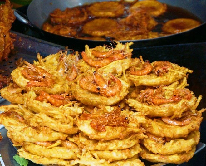 Ở hà nội có quán bánh tôm bán vỉa hè hơn 30 năm khách xếp hàng dài chờ mở cửa 50000 đồng là no căng bụng - 2