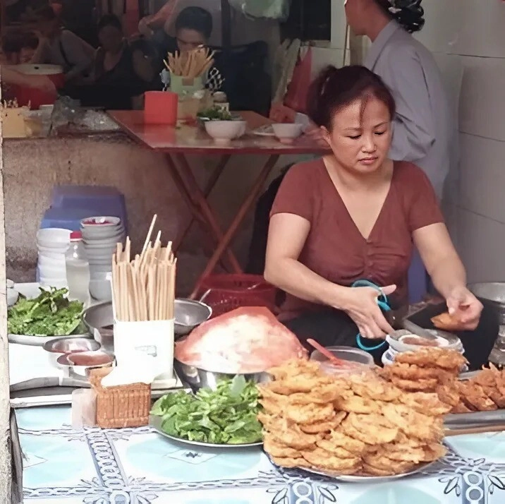 Ở hà nội có quán bánh tôm bán vỉa hè hơn 30 năm khách xếp hàng dài chờ mở cửa 50000 đồng là no căng bụng - 3