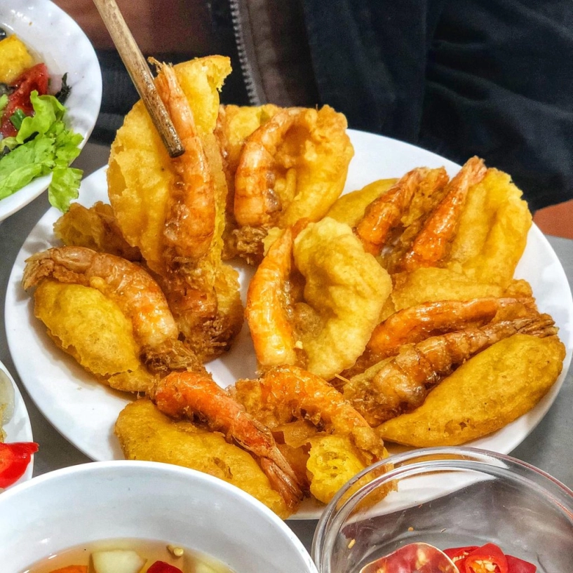 Ở hà nội có quán bánh tôm bán vỉa hè hơn 30 năm khách xếp hàng dài chờ mở cửa 50000 đồng là no căng bụng - 4