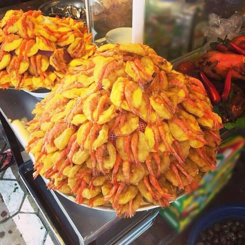 Ở hà nội có quán bánh tôm bán vỉa hè hơn 30 năm khách xếp hàng dài chờ mở cửa 50000 đồng là no căng bụng - 5