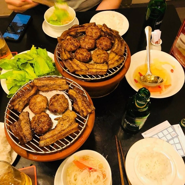 Ở hà nội có quán bún chả mang style hàn quốc khách nướng thịt ngay tại bàn giá chát mà vẫn đông nườm nượp - 1