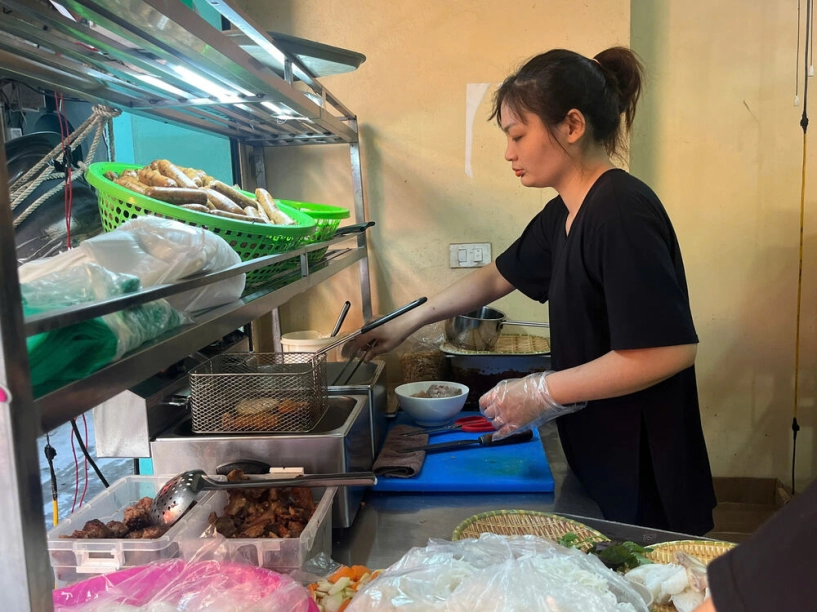 Ở hà nội có quán bún đậu nằm sâu trong ngóc ngách ngày bán hàng trăm suất hút khách nhờ loại mắm tôm đặc biệt - 2