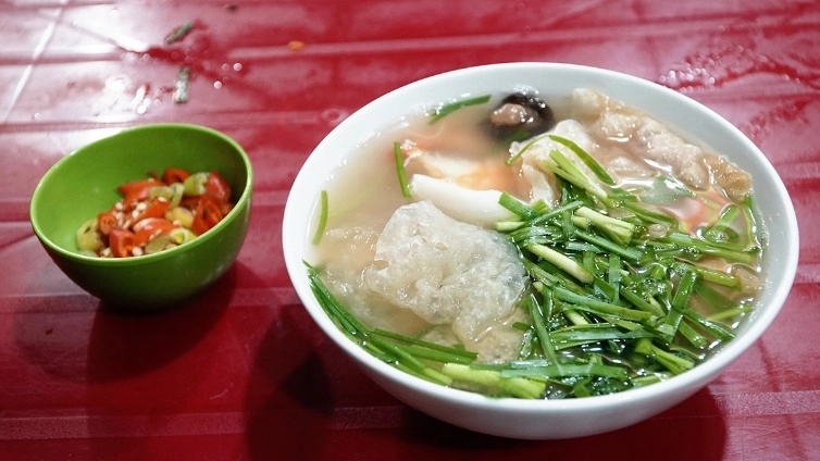 Ở phố cổ hà nội có quán mì vằn thắn mở 18 tiếng mỗi ngày chỉ 10m2 mà khách xếp hàng từ sáng tới đêm - 2