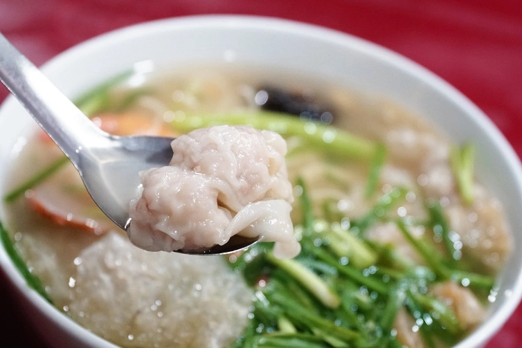 Ở phố cổ hà nội có quán mì vằn thắn mở 18 tiếng mỗi ngày chỉ 10m2 mà khách xếp hàng từ sáng tới đêm - 3