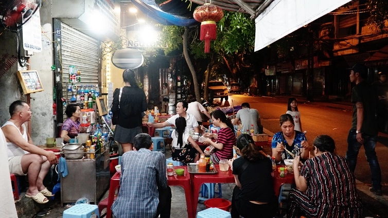 Ở phố cổ hà nội có quán mì vằn thắn mở 18 tiếng mỗi ngày chỉ 10m2 mà khách xếp hàng từ sáng tới đêm - 4