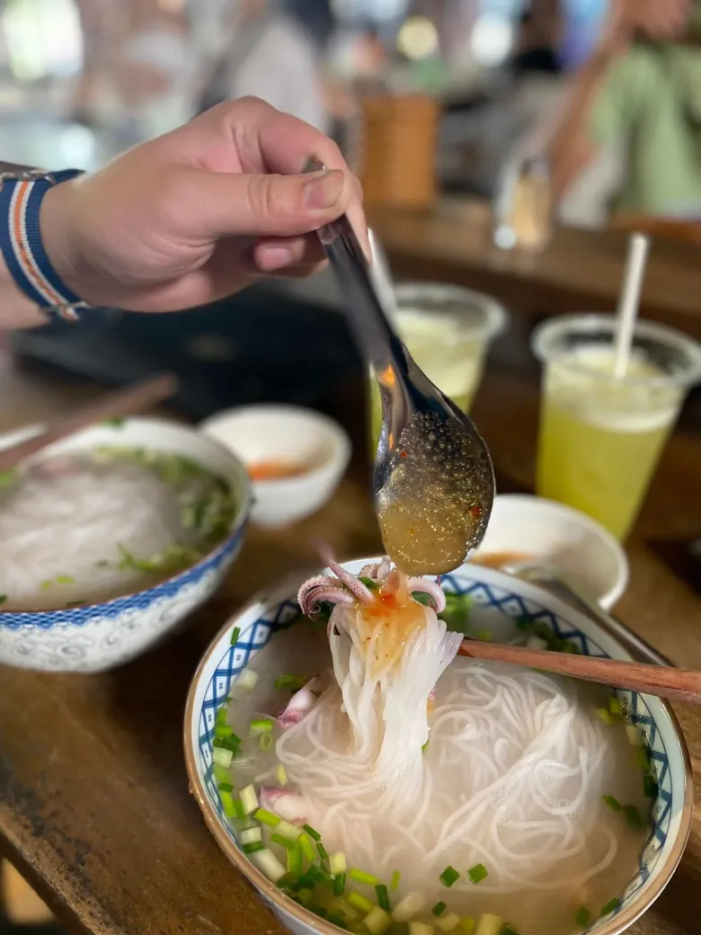 Ở phú quốc có món đặc sản mang tên lạ quán nào cũng đông nghịt khách muốn ăn phải tự phục vụ - 2