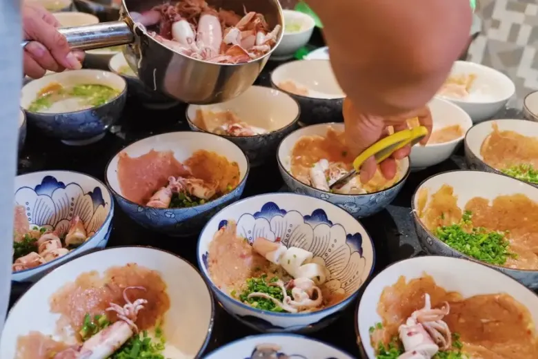 Ở phú quốc có món đặc sản mang tên lạ quán nào cũng đông nghịt khách muốn ăn phải tự phục vụ - 3