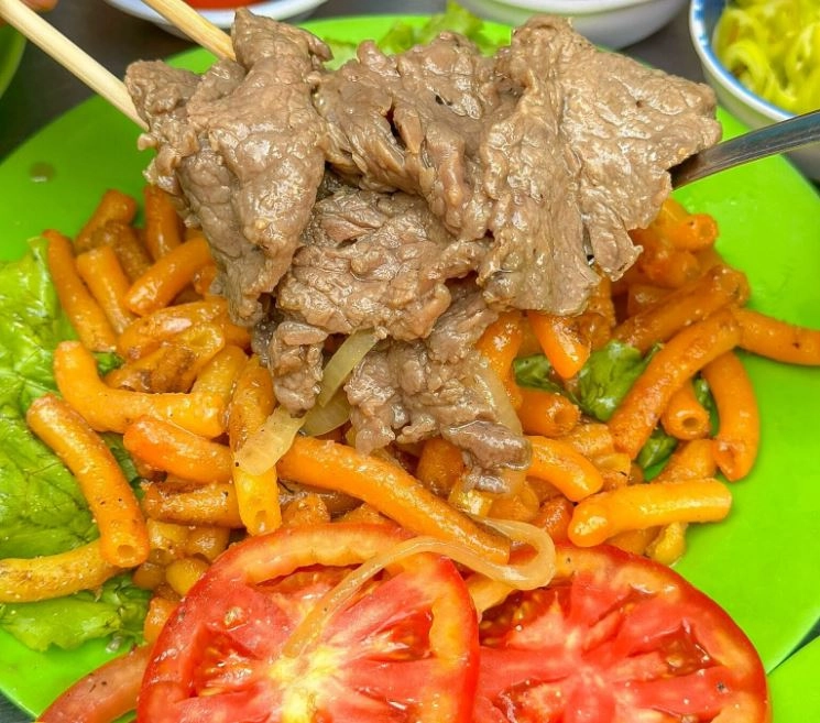 Ở sài gòn có món ăn quốc dân giàu dinh dưỡng tên sang trọng mà toàn bán vỉa hè khách xếp hàng nườm nượp - 1