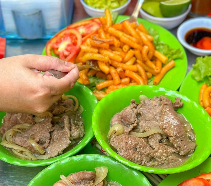 Ở sài gòn có món ăn quốc dân giàu dinh dưỡng tên sang trọng mà toàn bán vỉa hè khách xếp hàng nườm nượp - 3