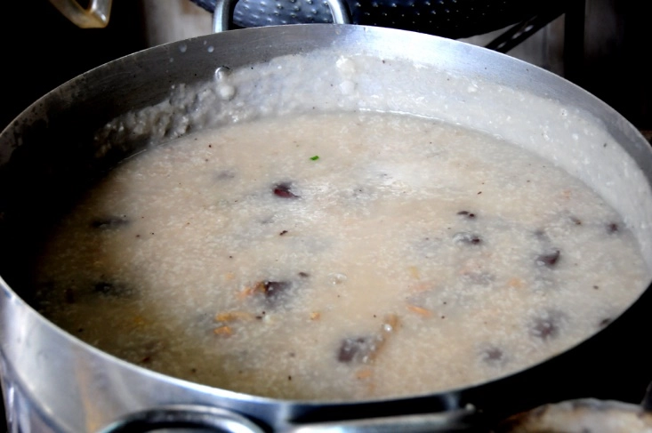 Ở sài gòn có món cháo đặc sản từng là món cứu cánh lúc đói của sinh viên nay bán vỉa hè đông khách nườm nượp - 4