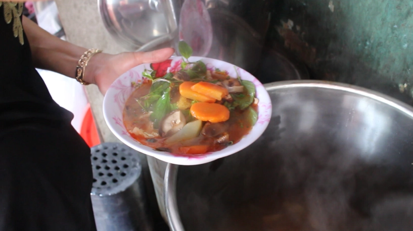 Ở sài gòn có phố ẩm thực chay 50 năm tuổi khởi nguồn từ món hủ tiếu trứ danh bán tới 2 giờ sáng không ngơi tay - 1