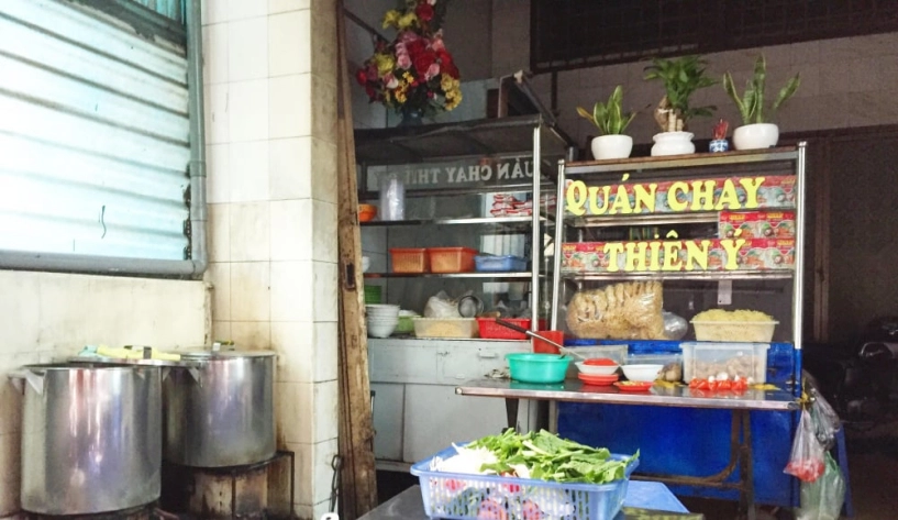 Ở sài gòn có phố ẩm thực chay 50 năm tuổi khởi nguồn từ món hủ tiếu trứ danh bán tới 2 giờ sáng không ngơi tay - 2