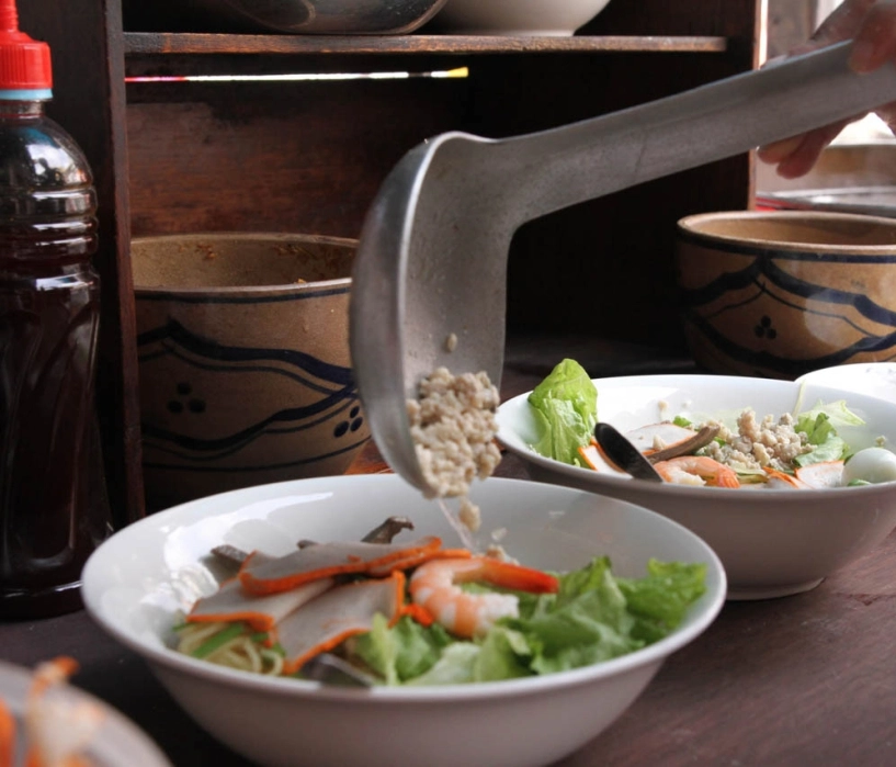 Ở sài gòn có tiệm hủ tiếu hơn 60 năm không ngủ công thức chỉ được truyền cho phụ nữ không ngày nào vắng khách - 4
