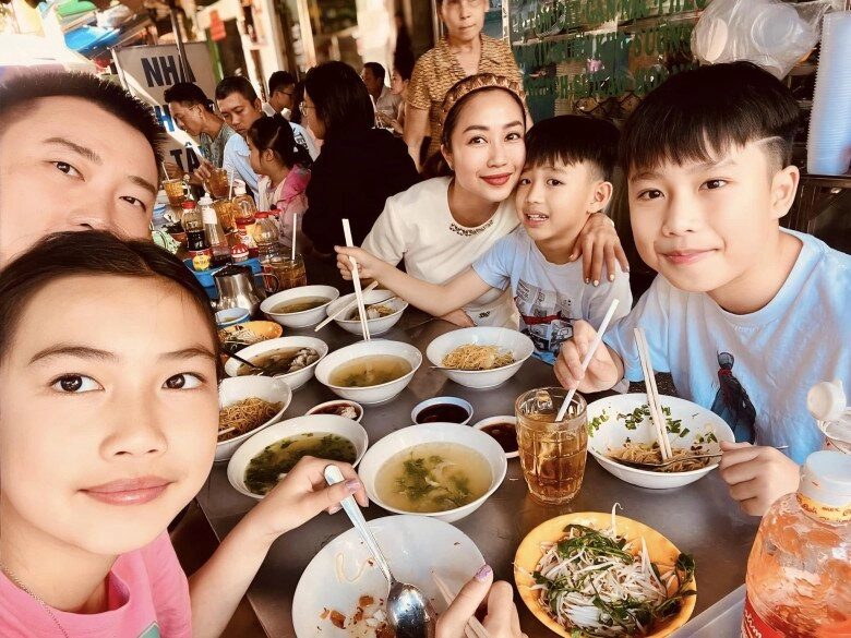 3 con ốc thanh vân lớn bổng quần áo chật và ngắn hết sau thời gian ở úc mẹ sung sướng khi về việt nam - 6