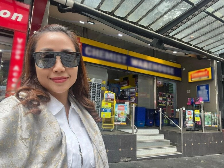 Ốc thanh vân sống tiết kiệm ở úc mua đồ ăn vặt cũng mặc cả cả nhà chỉ đi shopping khi trí rùa qua thăm - 4