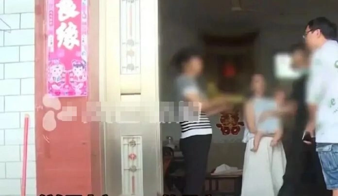 Ôm con về quê bạn trai cũ để nhận bố người phụ nữ đau đớn khi anh nói đúng 2 từ - 2