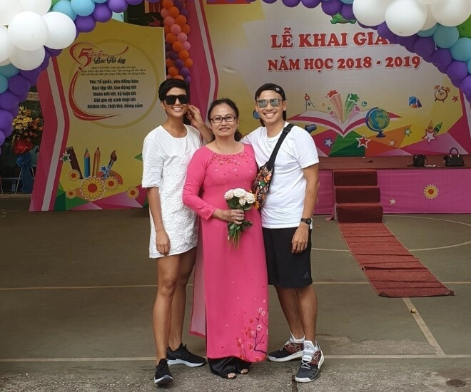 Ông xã hhen niê gọi vợ hoa hậu là bạn trai cũ khoe mẹ ruột từng làm giáo viên đầy phúc hậu - 1