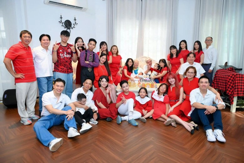 Phan hiển nói khánh thi áp lực khi làm dâu khoe ảnh gia đình 4 thế hệ trong căn biệt thự bề thế - 2