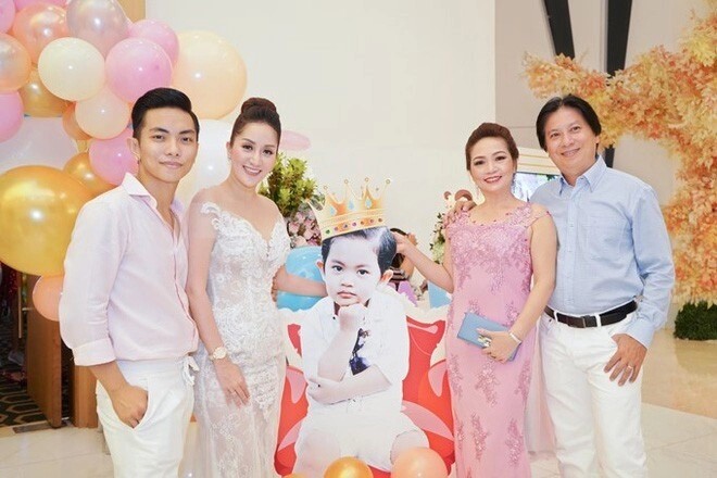 Phan hiển nói khánh thi áp lực khi làm dâu khoe ảnh gia đình 4 thế hệ trong căn biệt thự bề thế - 4