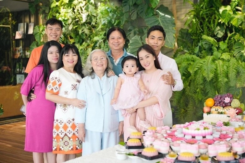 Phan hiển nói khánh thi áp lực khi làm dâu khoe ảnh gia đình 4 thế hệ trong căn biệt thự bề thế - 8