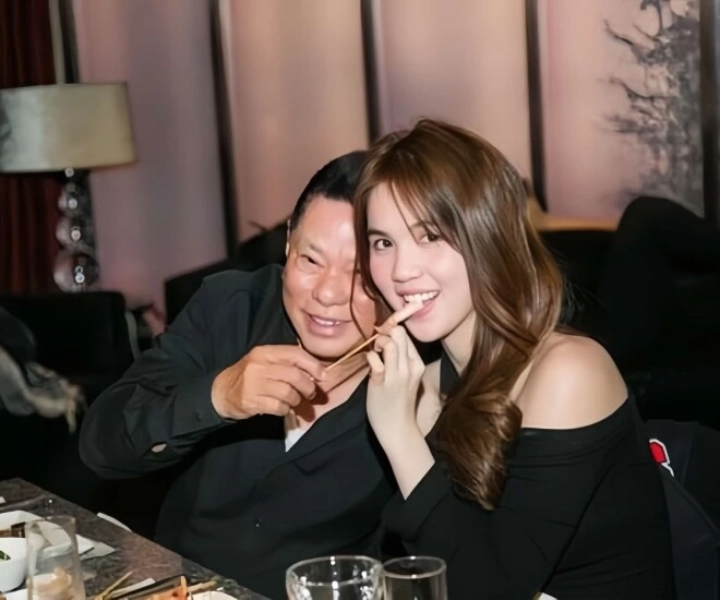 Phản ứng của tỷ phú hoàng kiều khi bị soi mói chuyện tình cảm nhắc tới tình cũ ngọc trinh - 1
